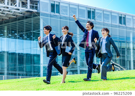 女商人和商人在藍天下排隊 96225209