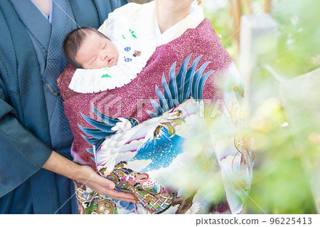 Parents and babies celebrating the shrine visit (first shrine visit) 96225413