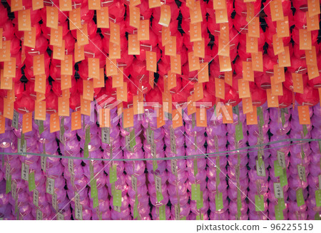 在韓國佛教總寺、首爾曹溪宗的曹溪寺展出的條狀裝飾。 96225519