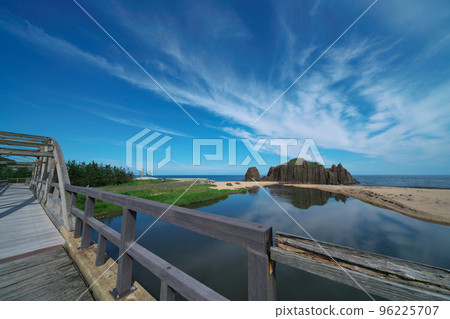 《京都府》晴天，山陰海岸地質公園的立岩風景 96225707
