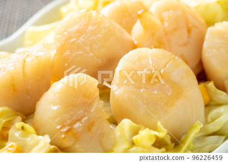 用黃油和醬油炸扇貝。 用黃油和醬油炸扇貝。 96226459