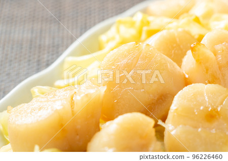 用黃油和醬油炸扇貝。 用黃油和醬油炸扇貝。 96226460