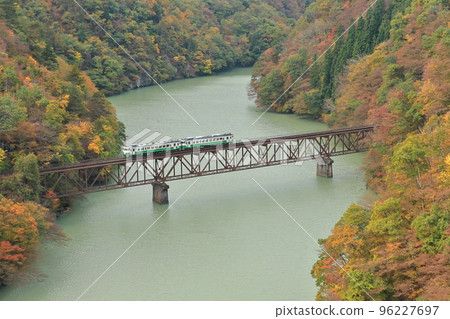 秋葉中在只見線上運行的火車 秋葉中在只見線上運行的火車 96227697