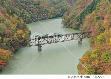 秋葉中在只見線上運行的火車 秋葉中在只見線上運行的火車 96227698