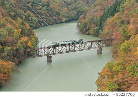 秋葉中在只見線上運行的火車 秋葉中在只見線上運行的火車 96227700