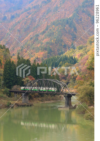 只見線在秋色中穿過只見川四號橋 96228961