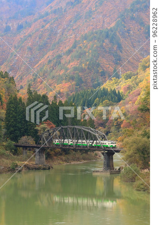 只見線在秋色中穿過只見川四號橋 96228962