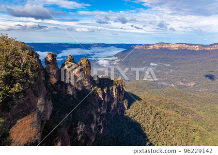 在悉尼郊區的藍山上看到的在三姐妹之後稍稍落後的雲海和藍天 96229142