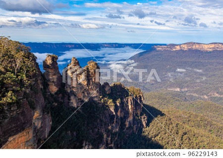 在悉尼郊區的藍山上看到的在三姐妹之後稍稍落後的雲海和藍天 96229143