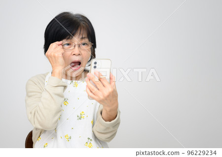 智能手機上的小寫字母有問題的老年人 智能手機上的小寫字母有問題的老年人 96229234
