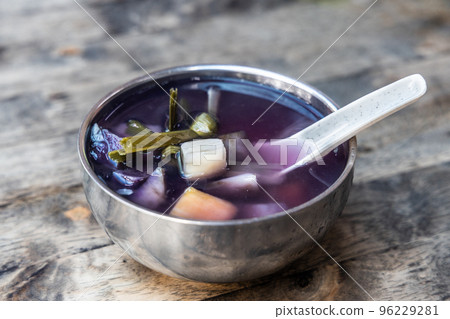 Popular chinese sweet potato dessert soup with ginger 96229281