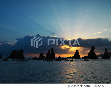 沐浴在旭日天使階梯中的橋鬼岩 96229288