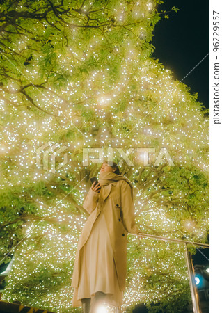 一個女人在聖誕節等待的照片 一個女人在聖誕節等待的照片 96229557