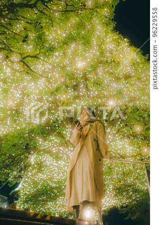 一個女人在聖誕節等待的照片 96229558