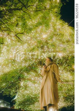 一個女人在聖誕節等待的照片 一個女人在聖誕節等待的照片 96229559