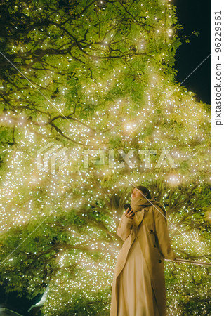 一個女人在聖誕節等待的照片 一個女人在聖誕節等待的照片 96229561