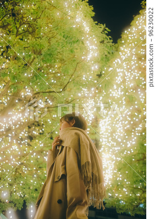 Photo of a woman waiting on Christmas Day 96230022