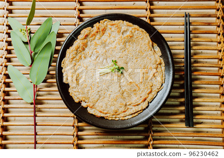 黑盤上的韓國食品蕎麥煎餅 96230462