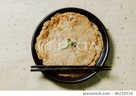 黑盤上的韓國食品蕎麥煎餅 96230538