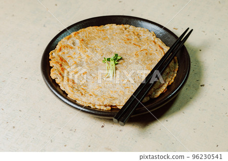 黑盤上的韓國食品蕎麥煎餅 黑盤上的韓國食品蕎麥煎餅 96230541