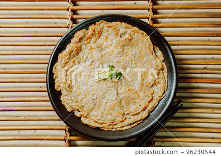 黑盤上的韓國食品蕎麥煎餅 96230544