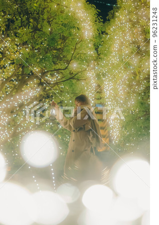 有照明和燈籠的女人的照片 96231248