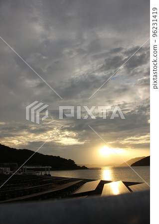 太陽能發電和地球的光輝 閃閃發光的海洋和太陽能電池板 SDGs 自然和環境問題 96231419