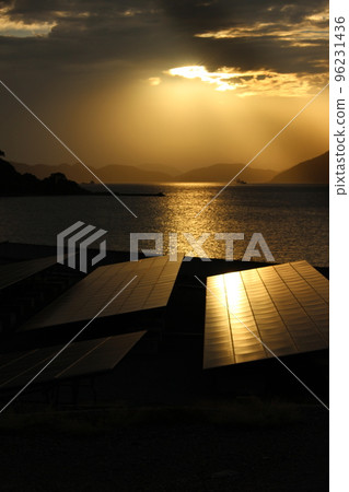 太陽能發電和地球的光輝 閃閃發光的海洋和太陽能電池板 SDGs 自然和環境問題 96231436