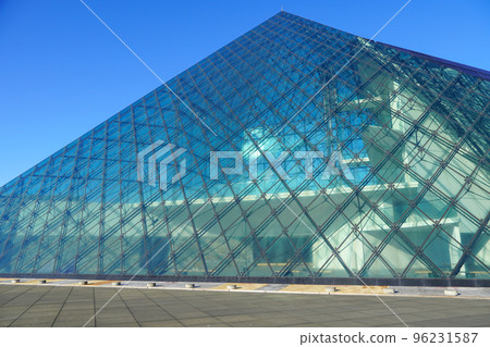 Pyramid of Moerenuma Park's glass 96231587