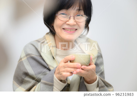 老年人喝杯熱茶放鬆身心 秋冬形象 96231983