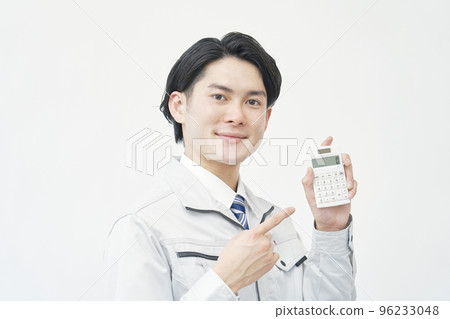 有計算器白色背景的工作者 96233048
