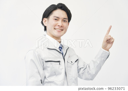 指向右邊白色背景的工作者 96233071