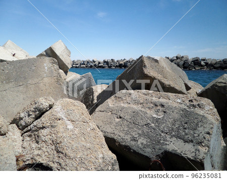 Concrete block dam. 96235081
