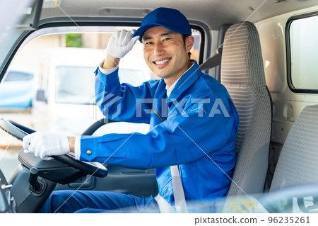 一名男子駕駛卡車銷售司機 96235261