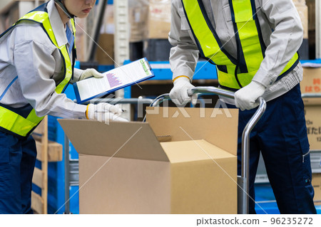 Worker inspecting luggage 96235272