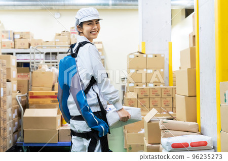 一名身穿動力輔助服並在食品倉庫提行李的婦女 96235273