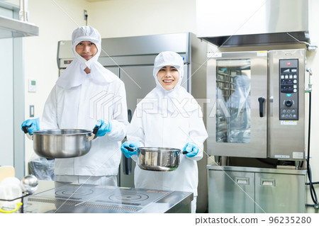 在廚房工作的穿著白大褂的烹飪人員 午餐中心 96235280