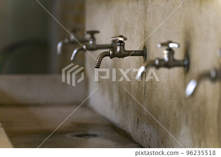 水龍頭、供水、洗手間、學校 水龍頭、供水、洗手間、學校 96235518