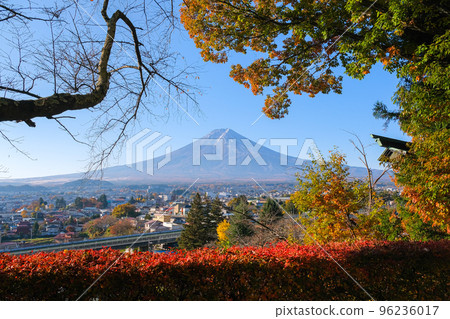 山梨縣富士吉田市從新倉富士淺間神社看到的秋天富士山 山梨縣富士吉田市從新倉富士淺間神社看到的秋天富士山 96236017