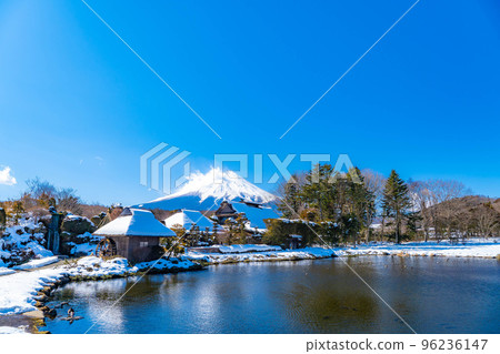 [Winter material] Oshino Hakkai in winter [Yamanashi Prefecture] 96236147