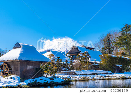[Winter material] Oshino Hakkai in winter [Yamanashi Prefecture] 96236159