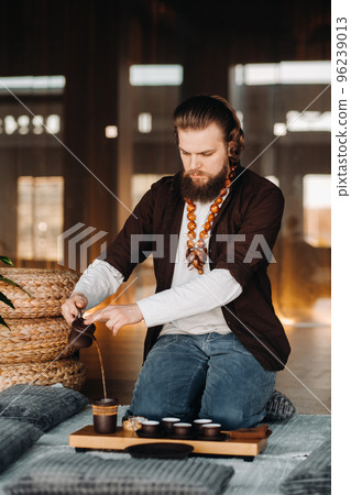 The tea master is preparing to hold a tea ceremony in the interior The tea master is preparing to hold a tea ceremony in the interior 96239013