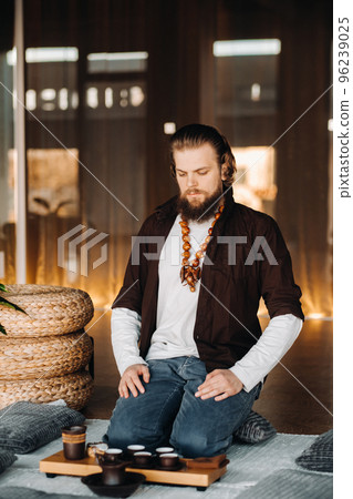 The tea master is preparing to hold a tea ceremony in the interior The tea master is preparing to hold a tea ceremony in the interior 96239025