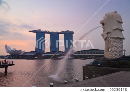 日出時的濱海灣金沙和魚尾獅 96239158