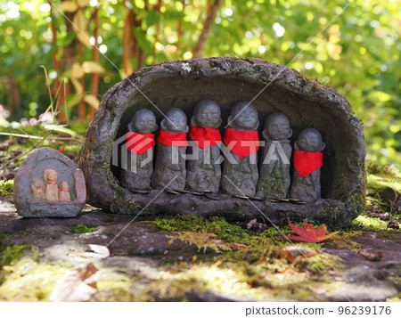 秋天的青龍山吉祥寺在轄區內地藏 秋天的青龍山吉祥寺在轄區內地藏 96239176
