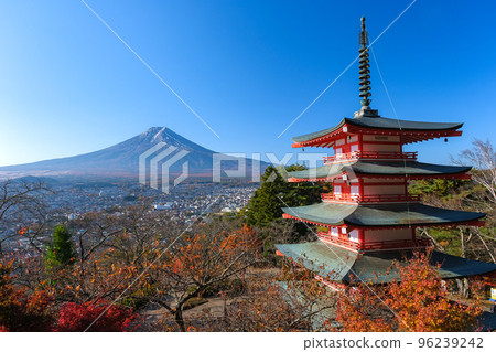 秋天從新倉山淺間公園看到的山梨縣富士吉田市富士山和忠靈塔 96239242