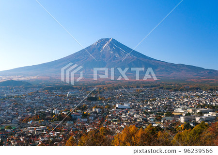 山梨縣富士吉田市秋季新倉山公園、富士山和富士吉田市從南側的天文台看到 96239566