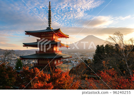 秋天從新倉山淺間公園看到的黃昏時分的山梨縣富士吉田市富士山和忠靈塔 96240255