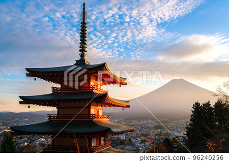 秋天從新倉山淺間公園看到的黃昏時分的山梨縣富士吉田市富士山和忠靈塔 96240256