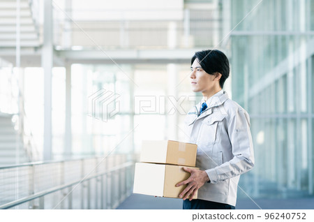 在物流行業工作的年輕商人 在物流行業工作的年輕商人 96240752